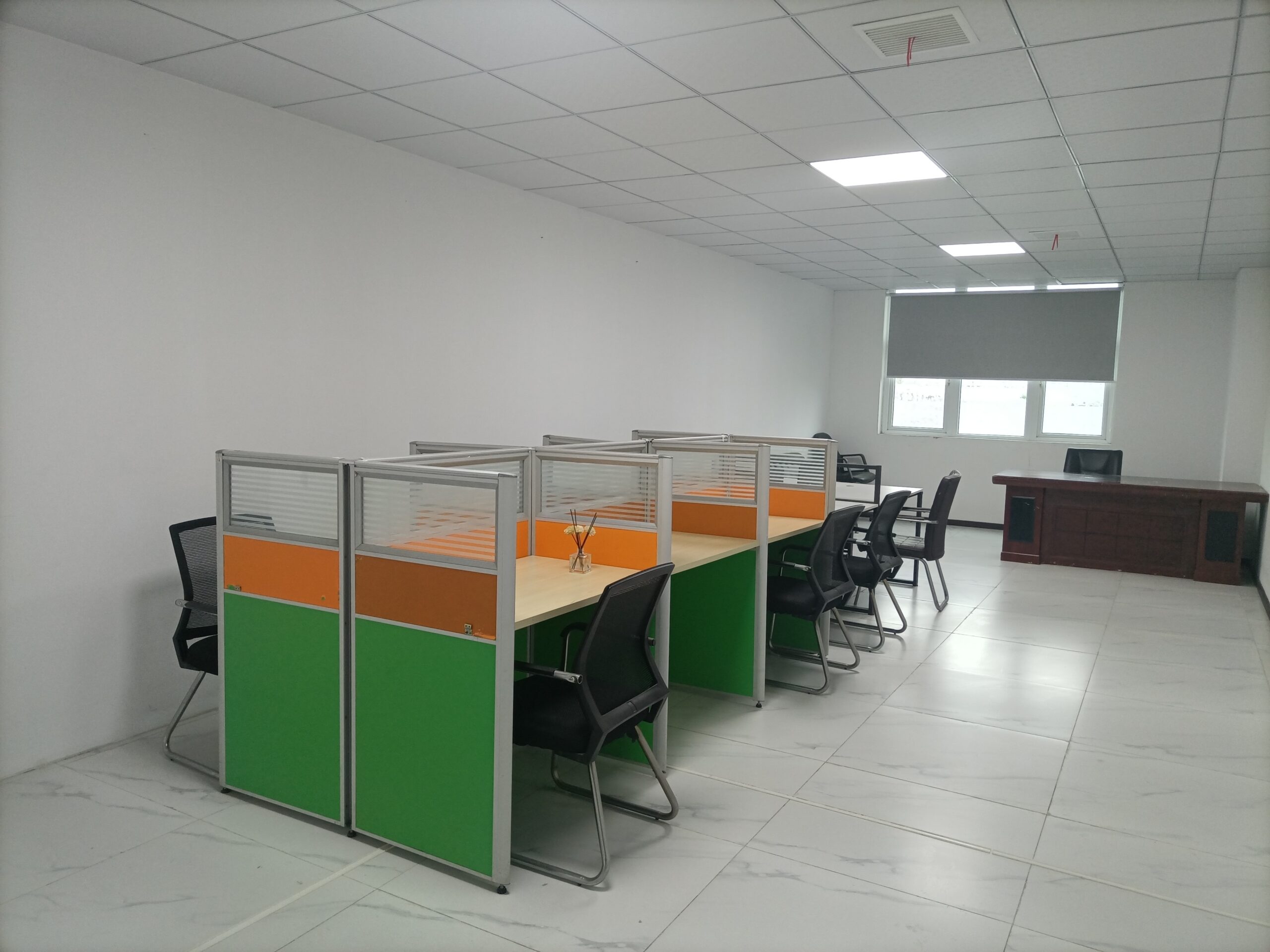 合肥市高新区大蜀山附近小平米精装办公室对外出租，办公家具齐全，可注册，停车方便