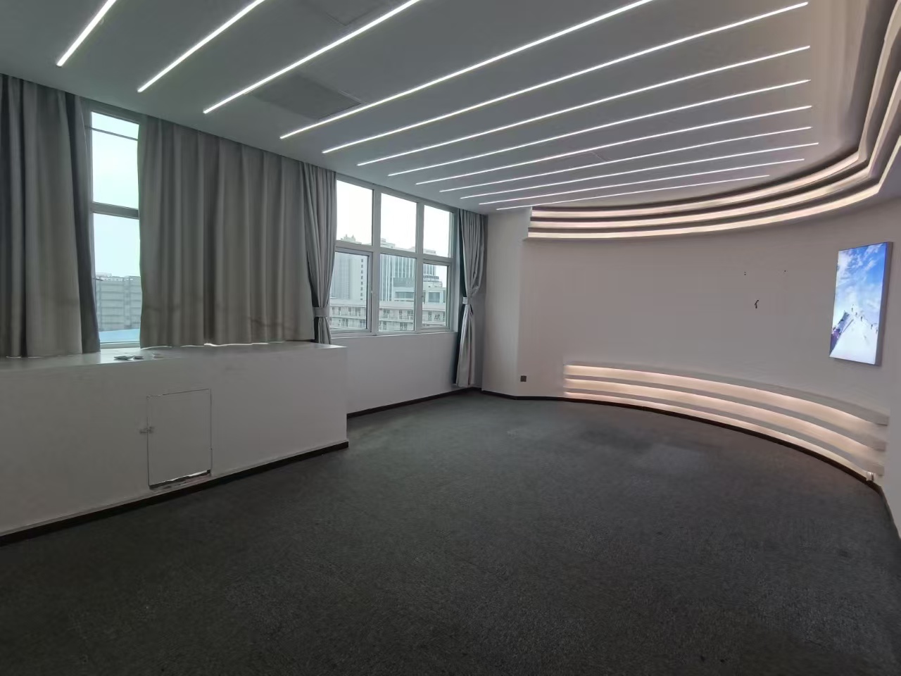 合肥市大蜀山附近145平精装办公室对外出租，朝南，采光好，可注册，停车方便